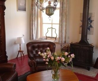 voorhuis pronkkamer antieke lamp schilderij en bos bloemen voor website